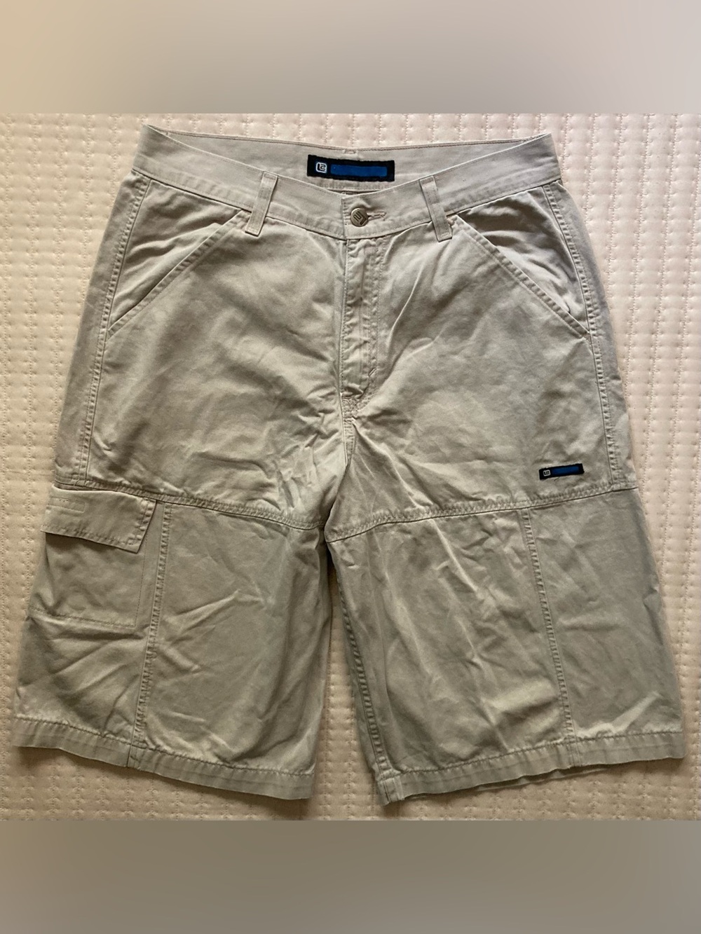 Vintage Levi’s L2 Khaki Cargo Shorts Men’s 30 Baggy 13” Skater Y2K Streetwear